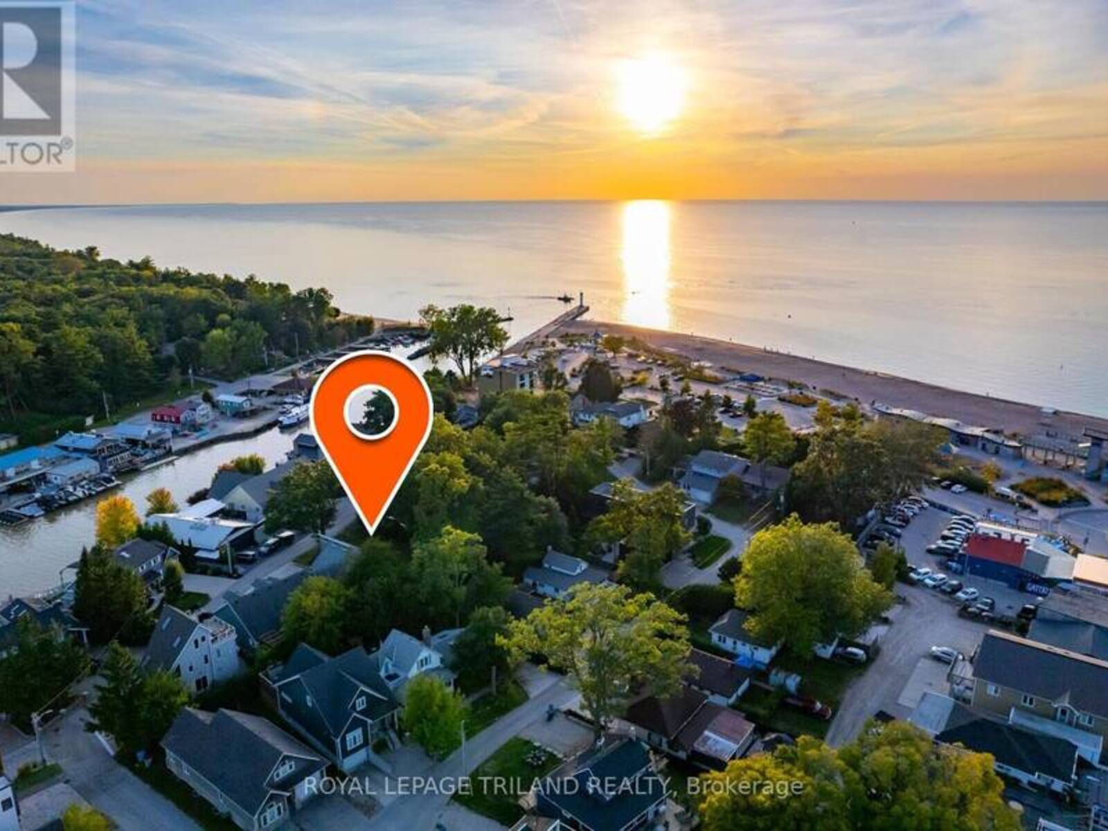 36 LAKESIDE CIRCLE, Grand Bend, Ontario N0M 1T0