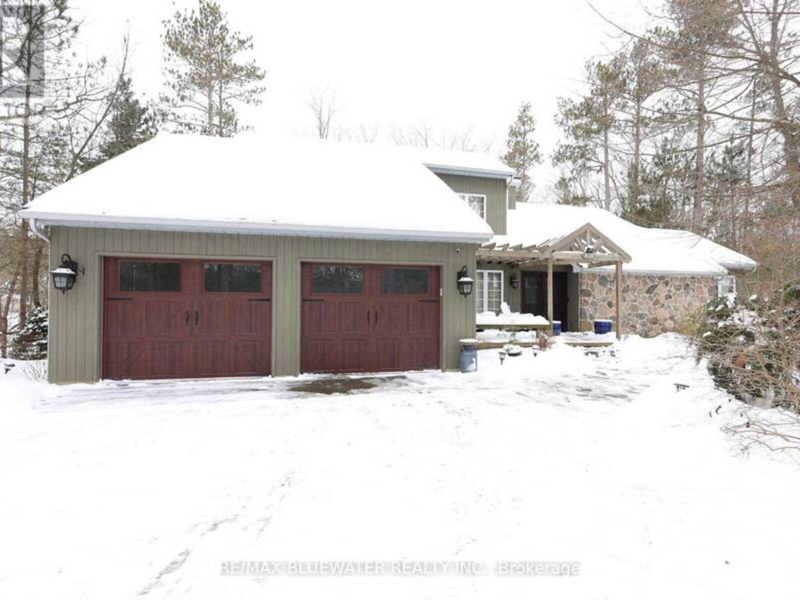 10441 PINETREE DRIVE, Grand Bend, Ontario N0M 1T0