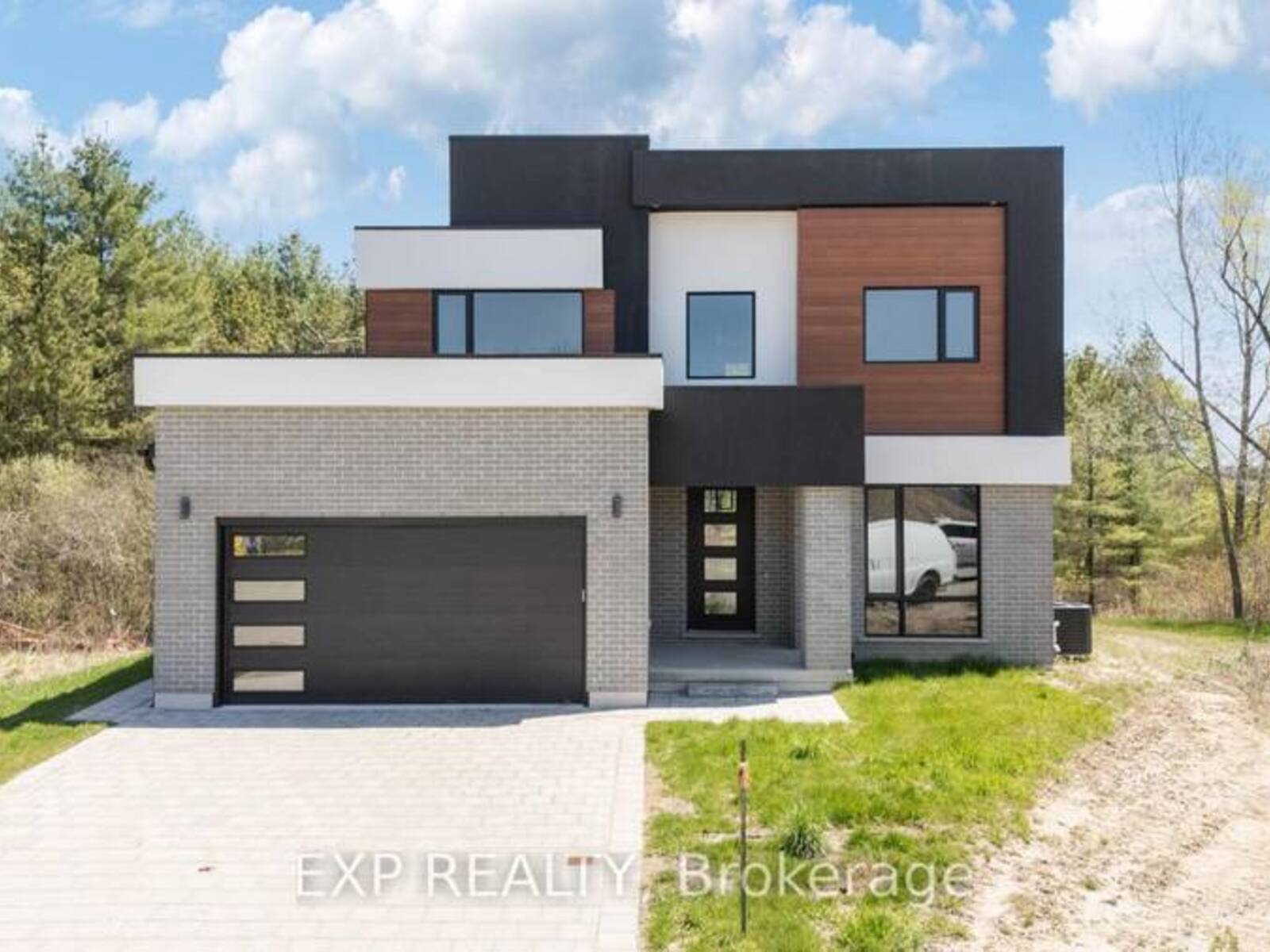 204 MERRITT COURT, Parkhill, Ontario N0M 2K0