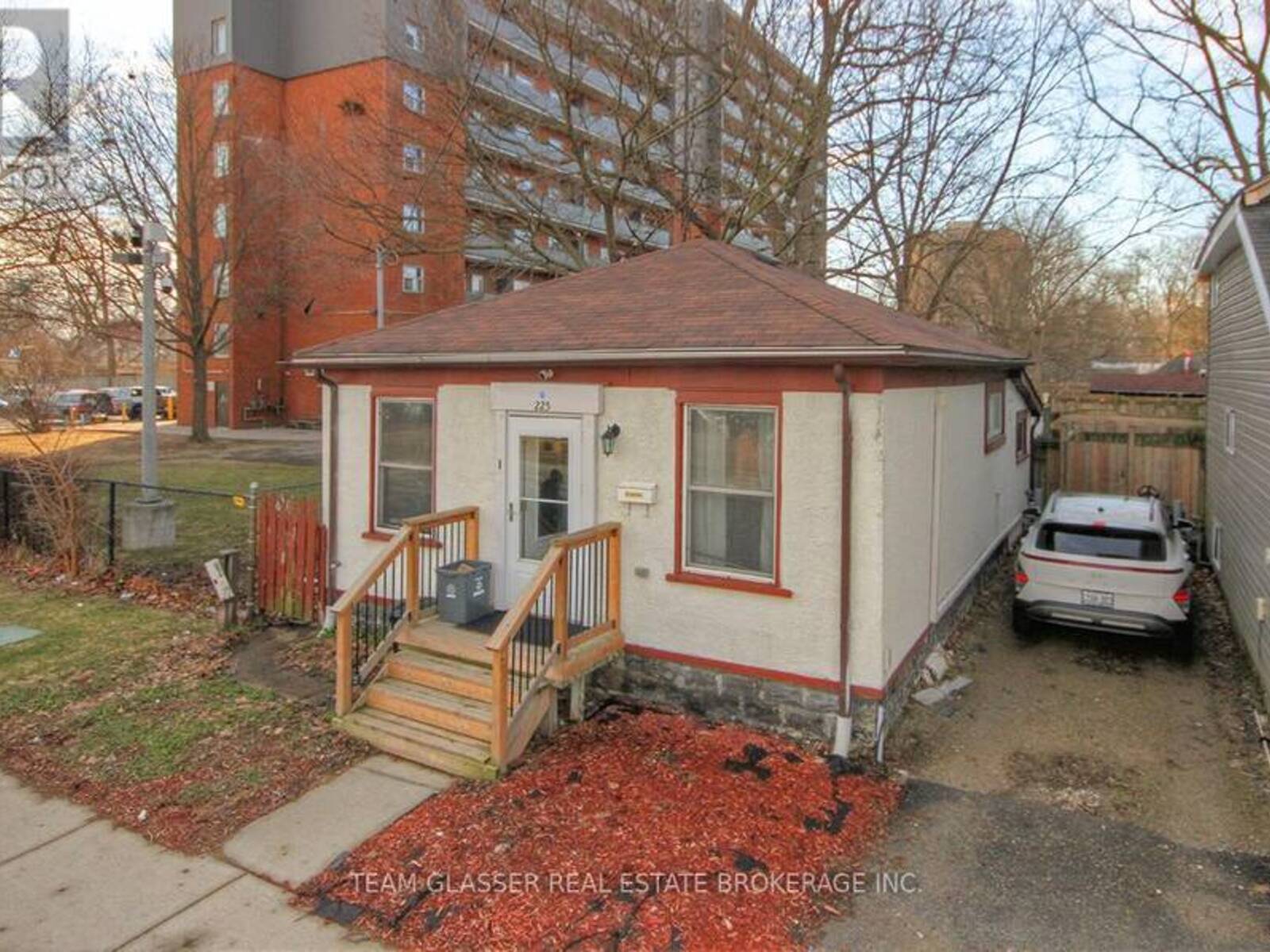 225 SIMCOE STREET, London, Ontario N6B 1J3