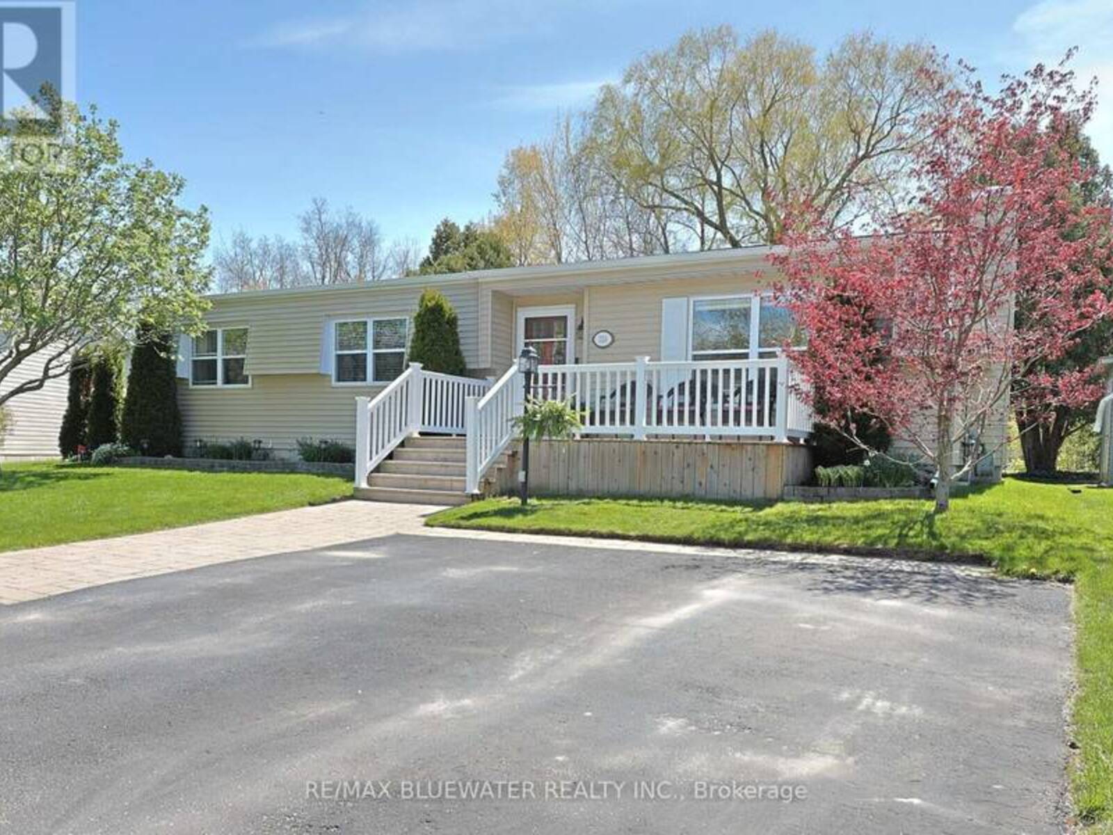 350 SHANNON BOULEVARD, Grand Bend, Ontario N0M 1T0