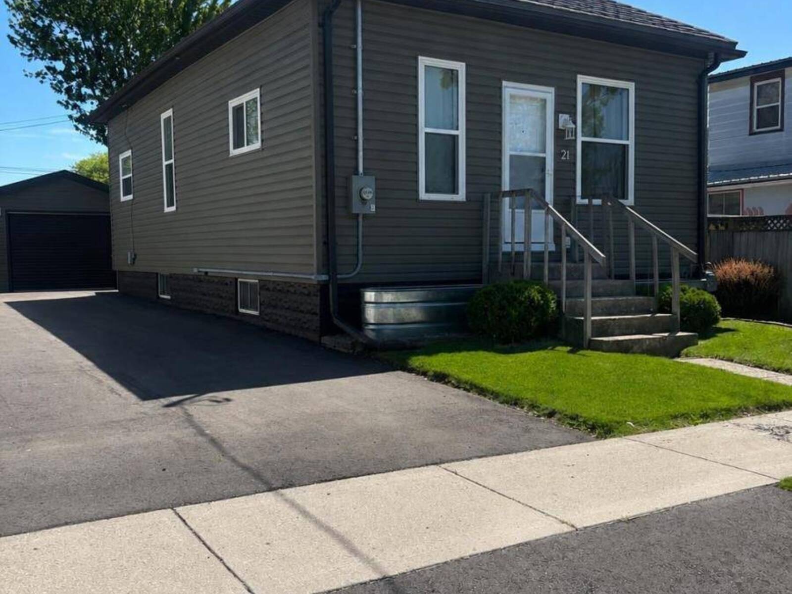 21 MARIAM STREET, St. Thomas, Ontario N5P 1W9