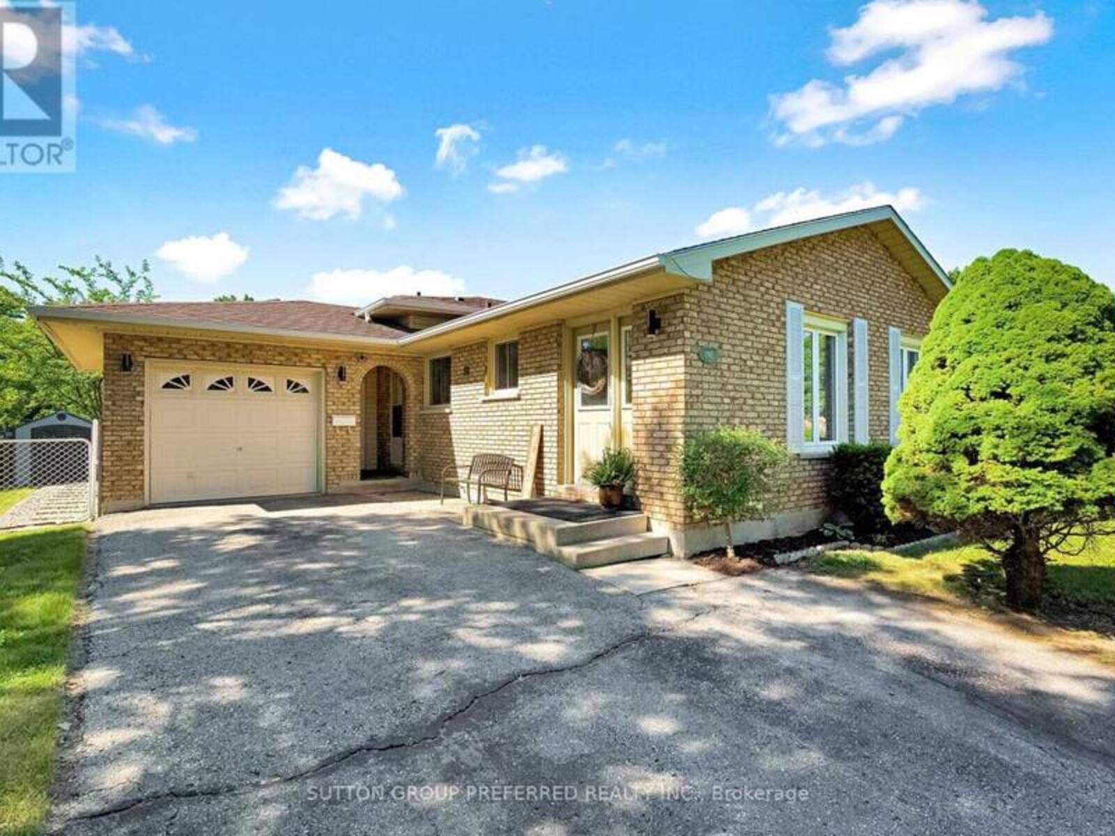 1 PONDEROSA CRESCENT, London, Ontario N6E 2L4