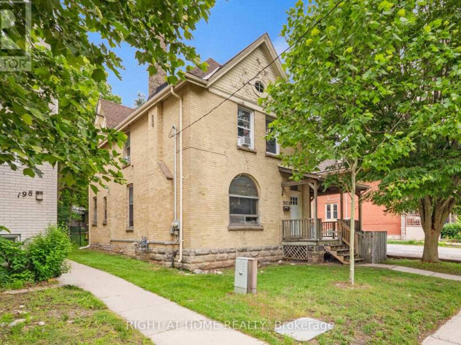 202 SYDENHAM STREET, London, Ontario N6A 1W3