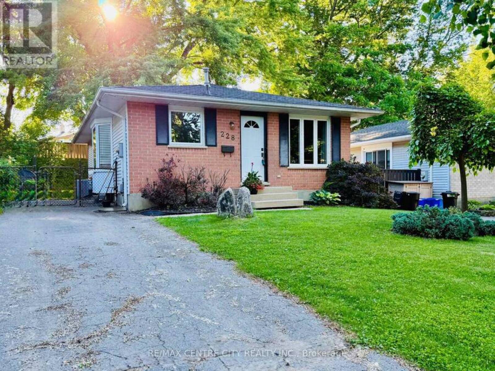 228 POCHARD LANE, London, Ontario N5W 5Z3
