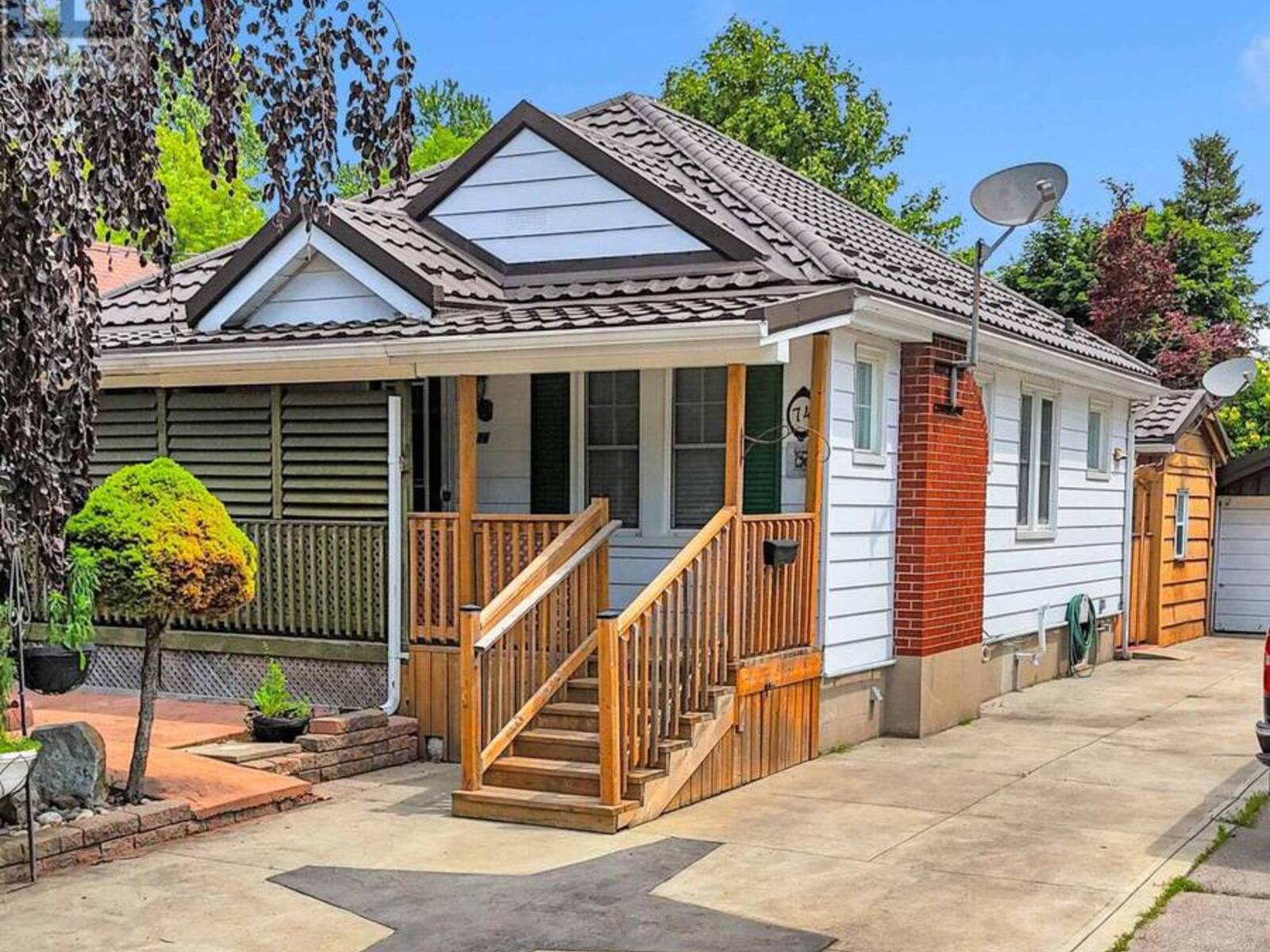 74 STERLING STREET, London, Ontario N5Y 1Y7