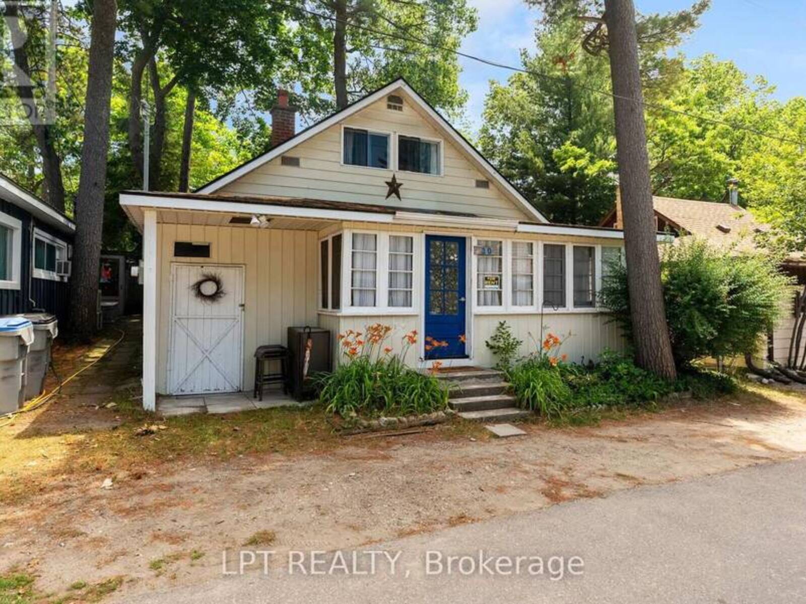30 WOODWARD AVENUE, Grand Bend, Ontario N0M 1T0