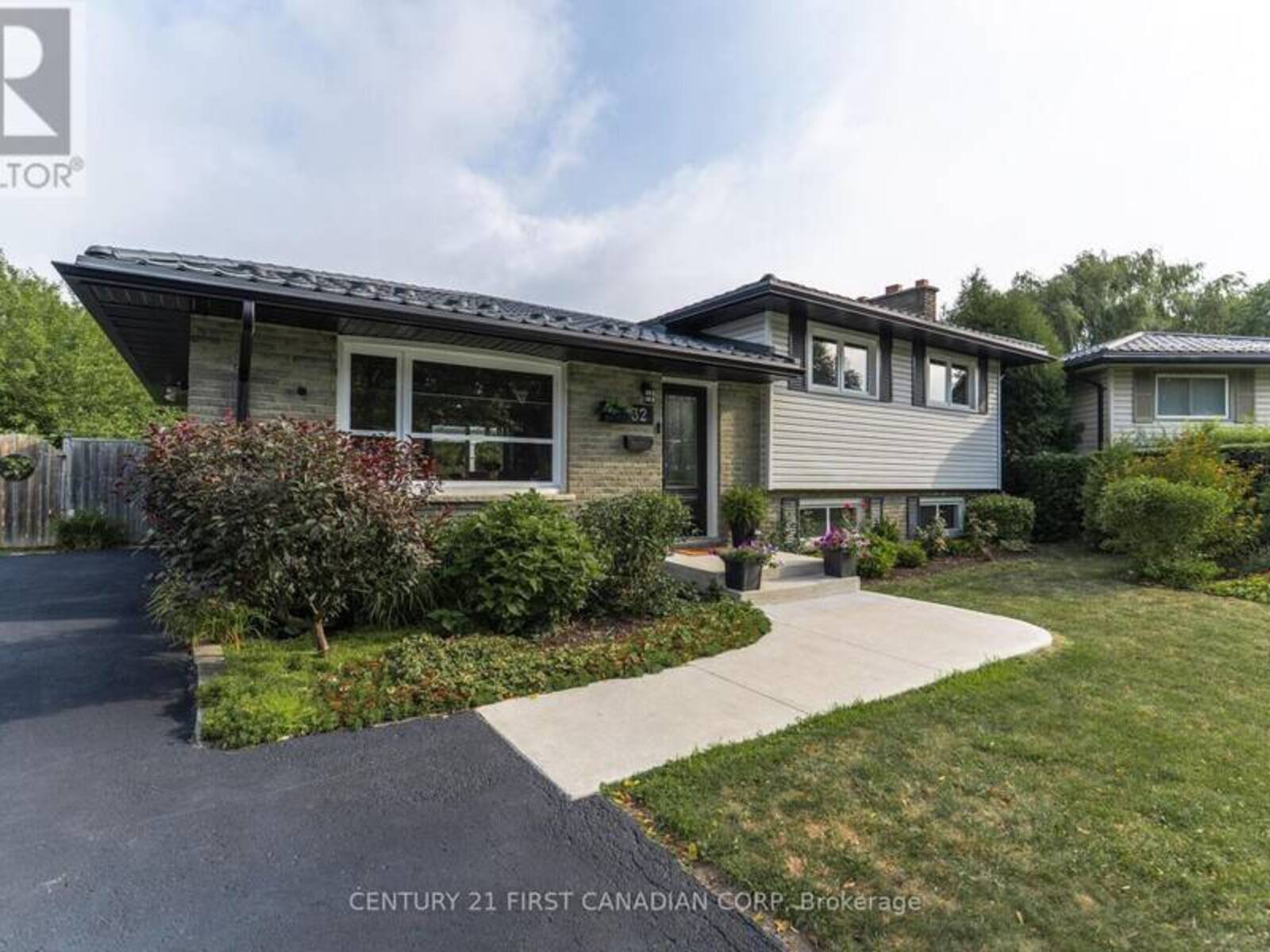 32 MENDIP CRESCENT, London, Ontario N6E 1H1