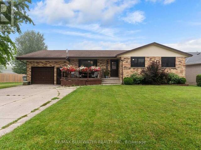 210 HILL STREET Clinton Ontario, N0M 1L0 - 5 Bedrooms Home For Sale