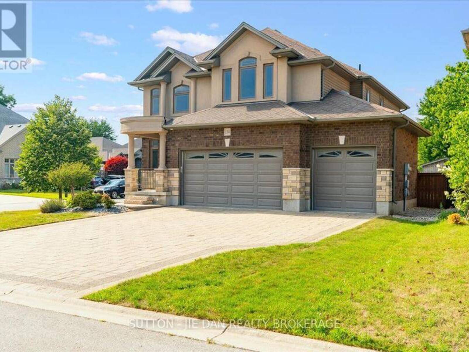 1304 EAGLETRACE DRIVE, London, Ontario N6G 0E9