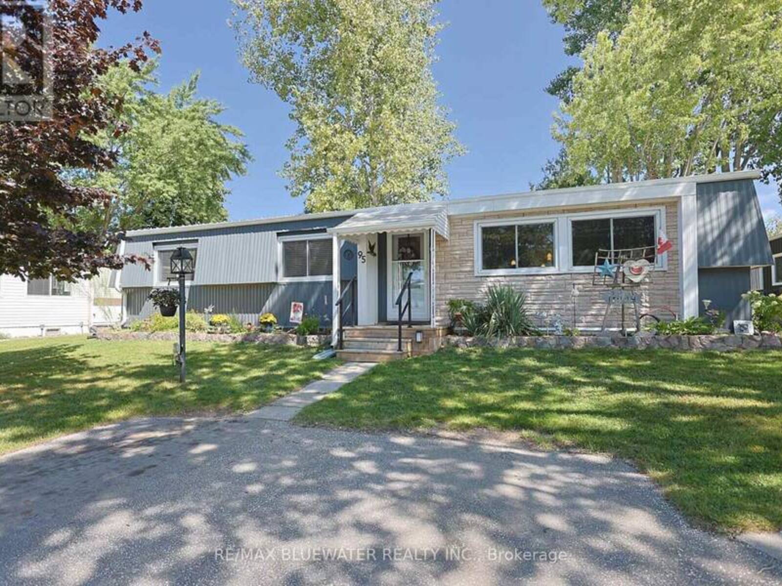 95 SHANNON BOULEVARD, Grand Bend, Ontario N0M 1T0
