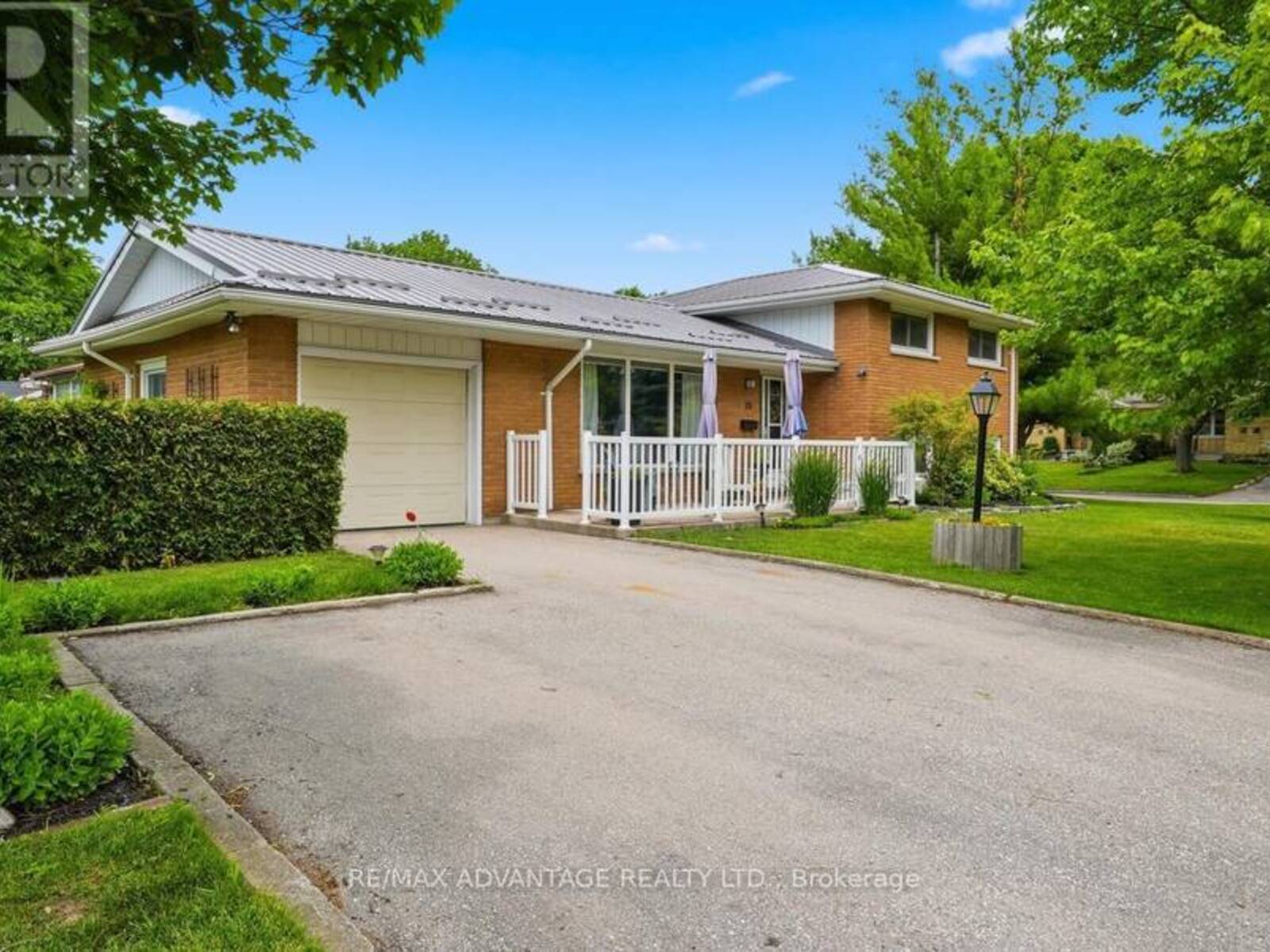 15 NORTH ALMOND PLACE, London, Ontario N5Z 4C8