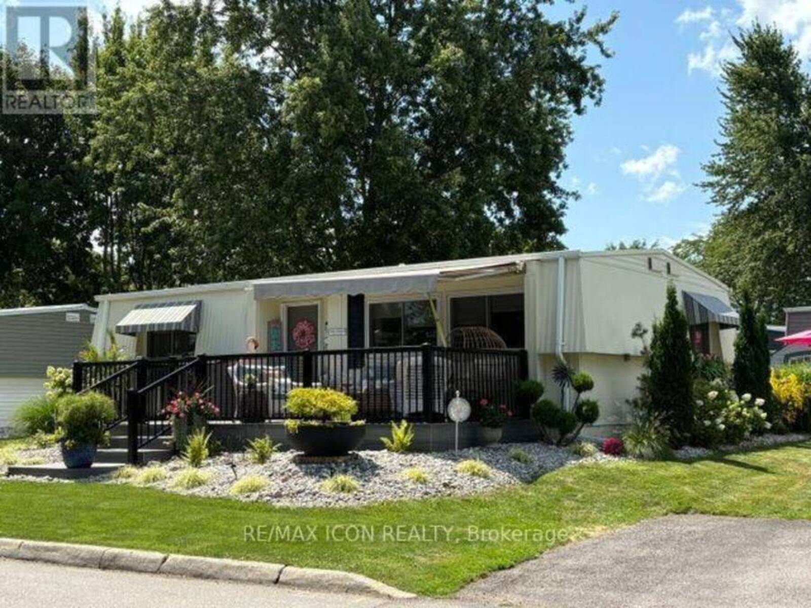 100 SHANNON BOULEVARD, Grand Bend, Ontario N0M 1T0