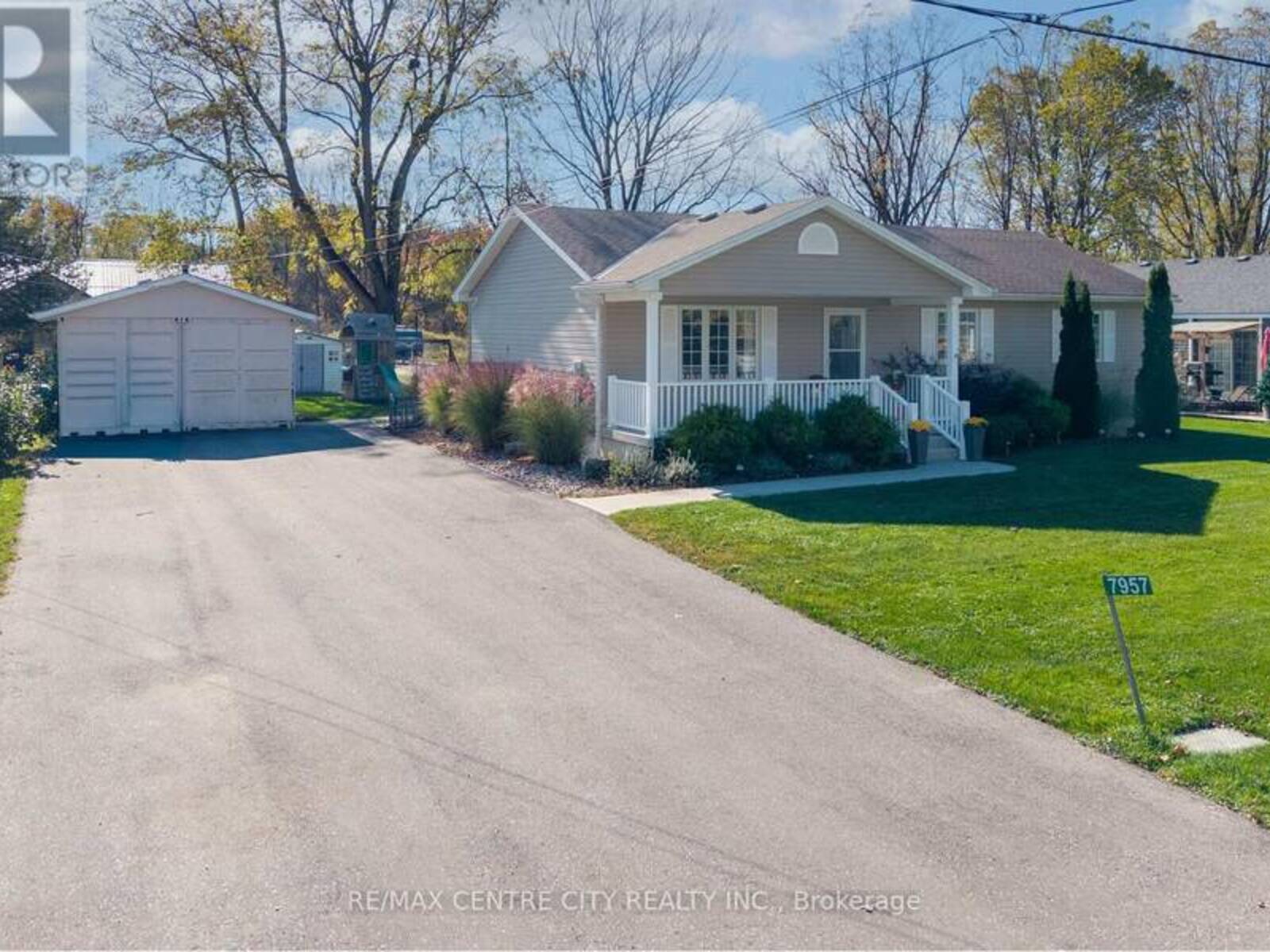 7957 RAILROAD LINE, Brooke-Alvinston, Ontario N0N 1A0