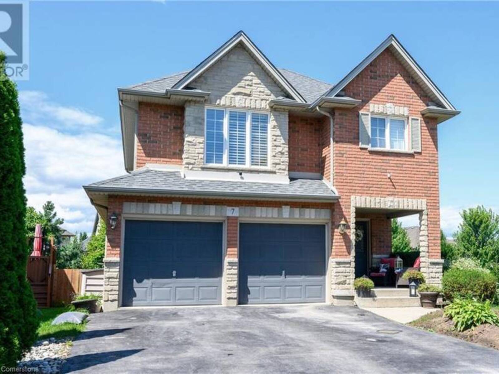 7 PEMBROKE Circle, Grimsby, Ontario L3M 5N5