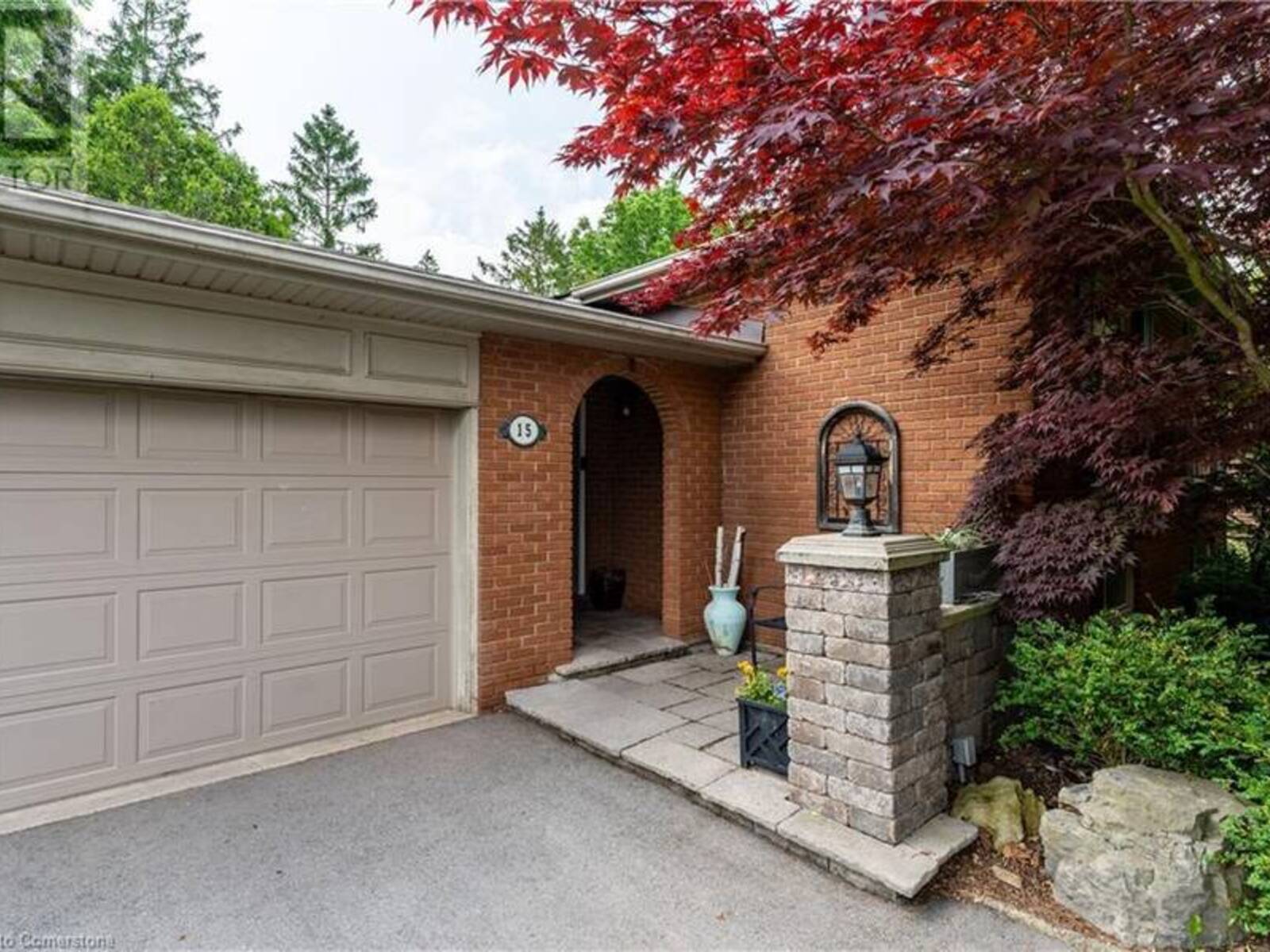 15 LAURENDALE Avenue, Waterdown, Ontario L8B 0B3