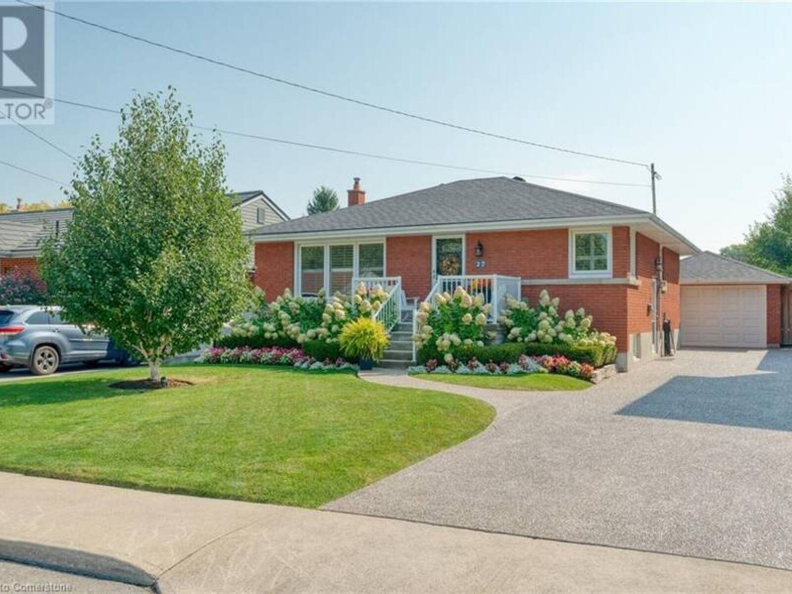 27 HOOVER Crescent, Hamilton, Ontario L9A 3G9