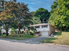 38 ROBINHOOD Drive Dundas Ontario, L9H 4G1