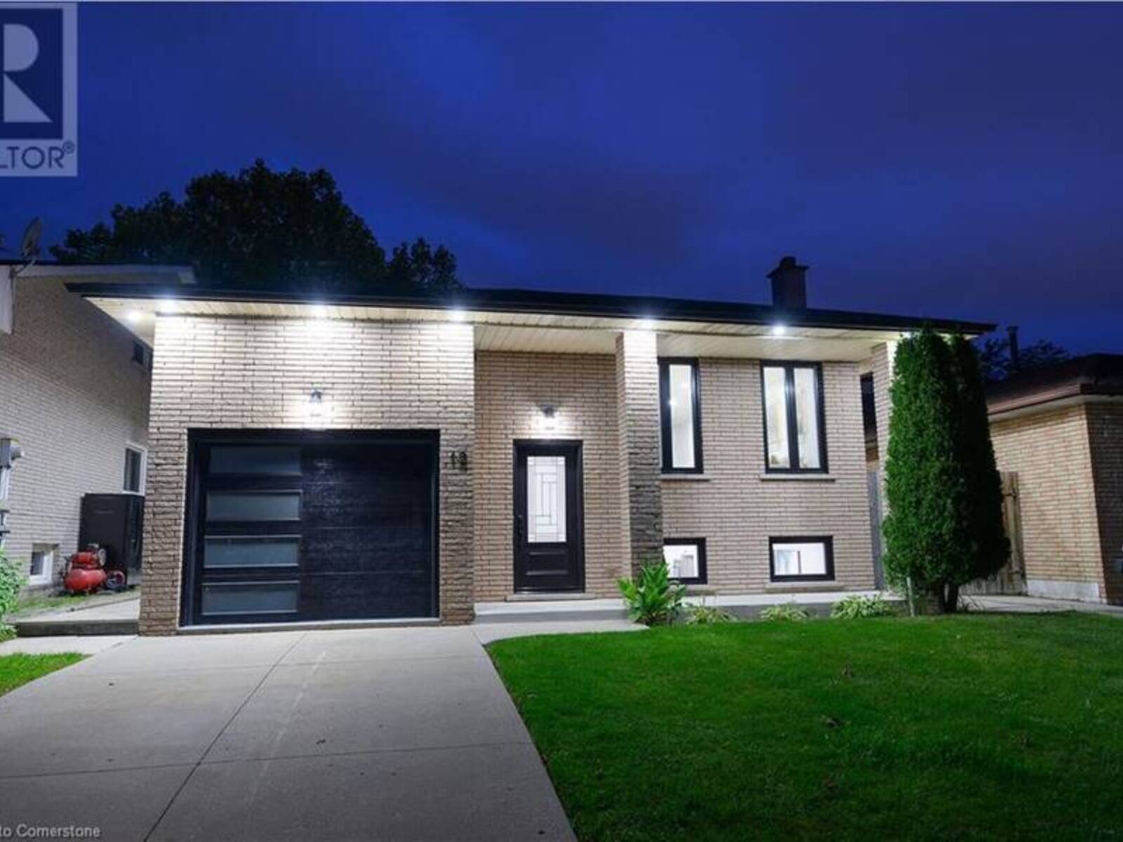 12 SOLOMON Crescent, Hamilton, Ontario L8W 1Y7