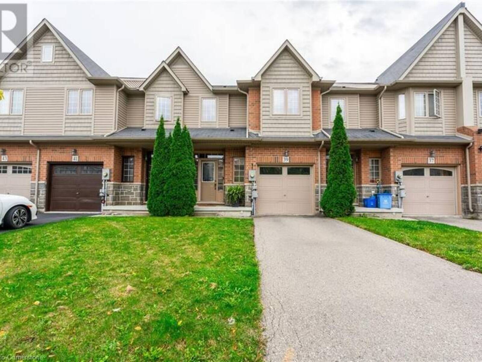 39 BANKFIELD Crescent, Hamilton, Ontario L8J 0C1