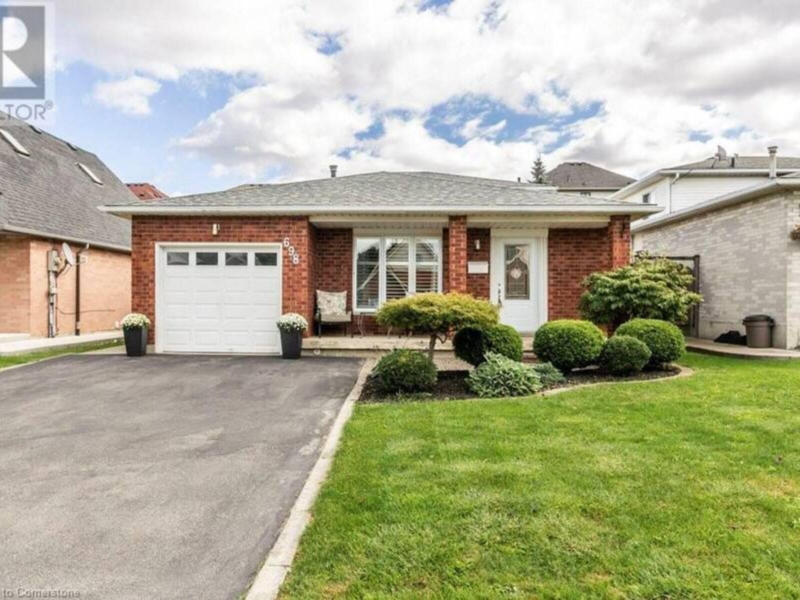 698 ACADIA Drive, Hamilton, Ontario L8W 3V2