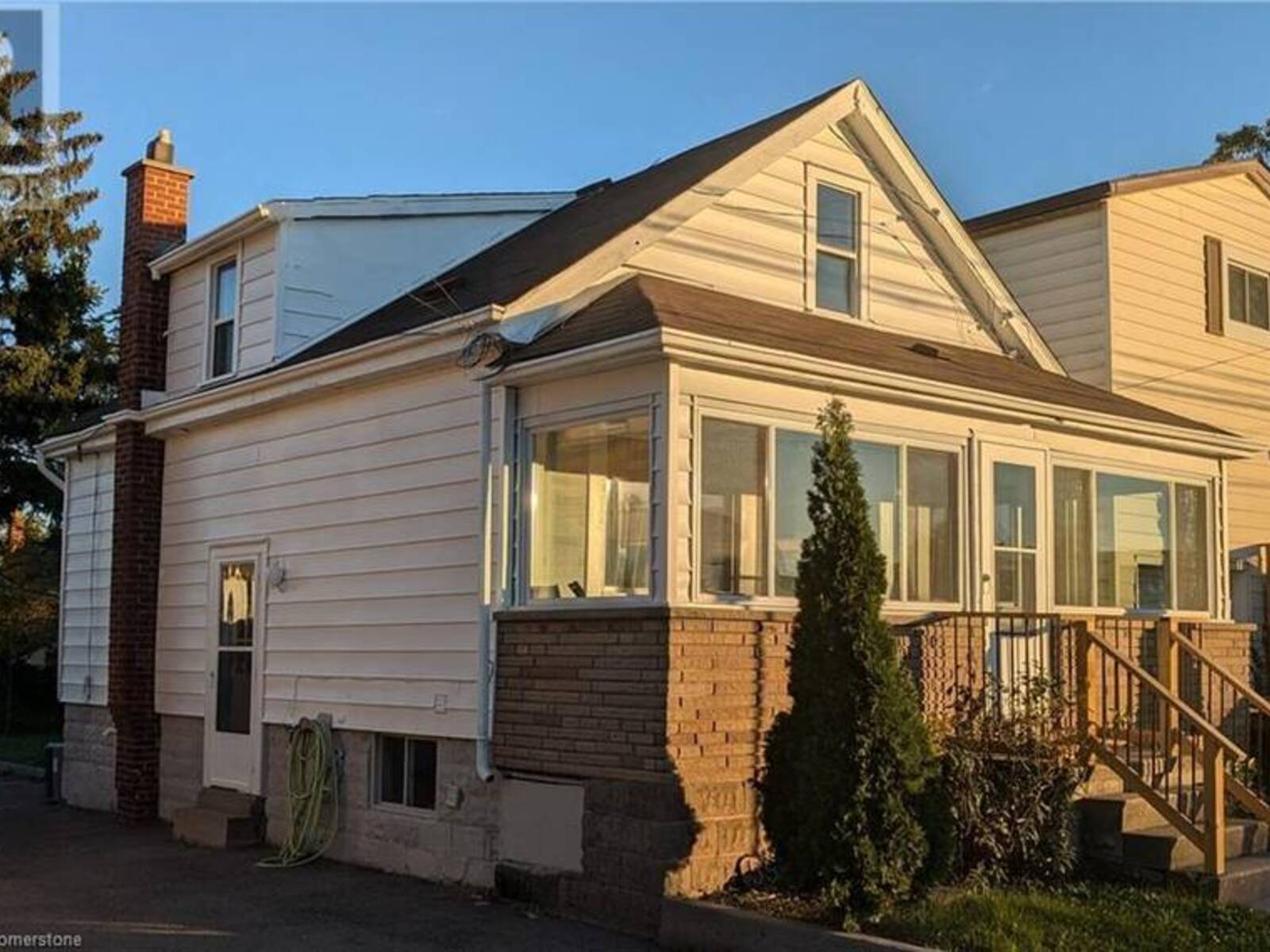 590 WOODWARD Avenue, Hamilton, Ontario L8H 6P1