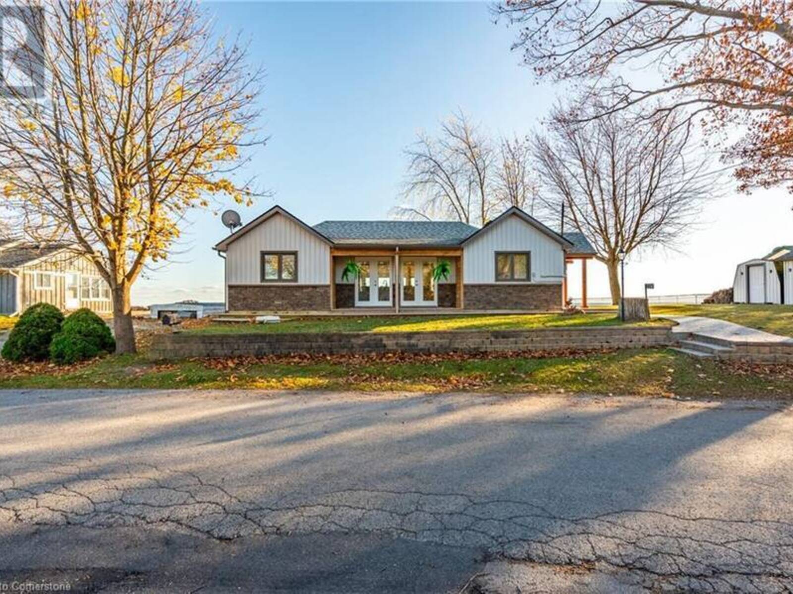 2094 LAKESHORE Road, Dunnville, Ontario N1A 2W8