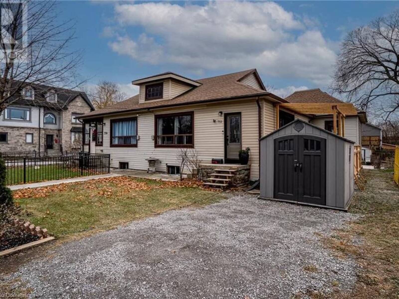 752 BEACH Boulevard, Hamilton, Ontario L8H 6Y9