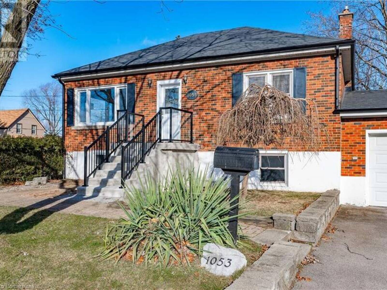 1053 HELENA Street, Burlington, Ontario L7R 3V5