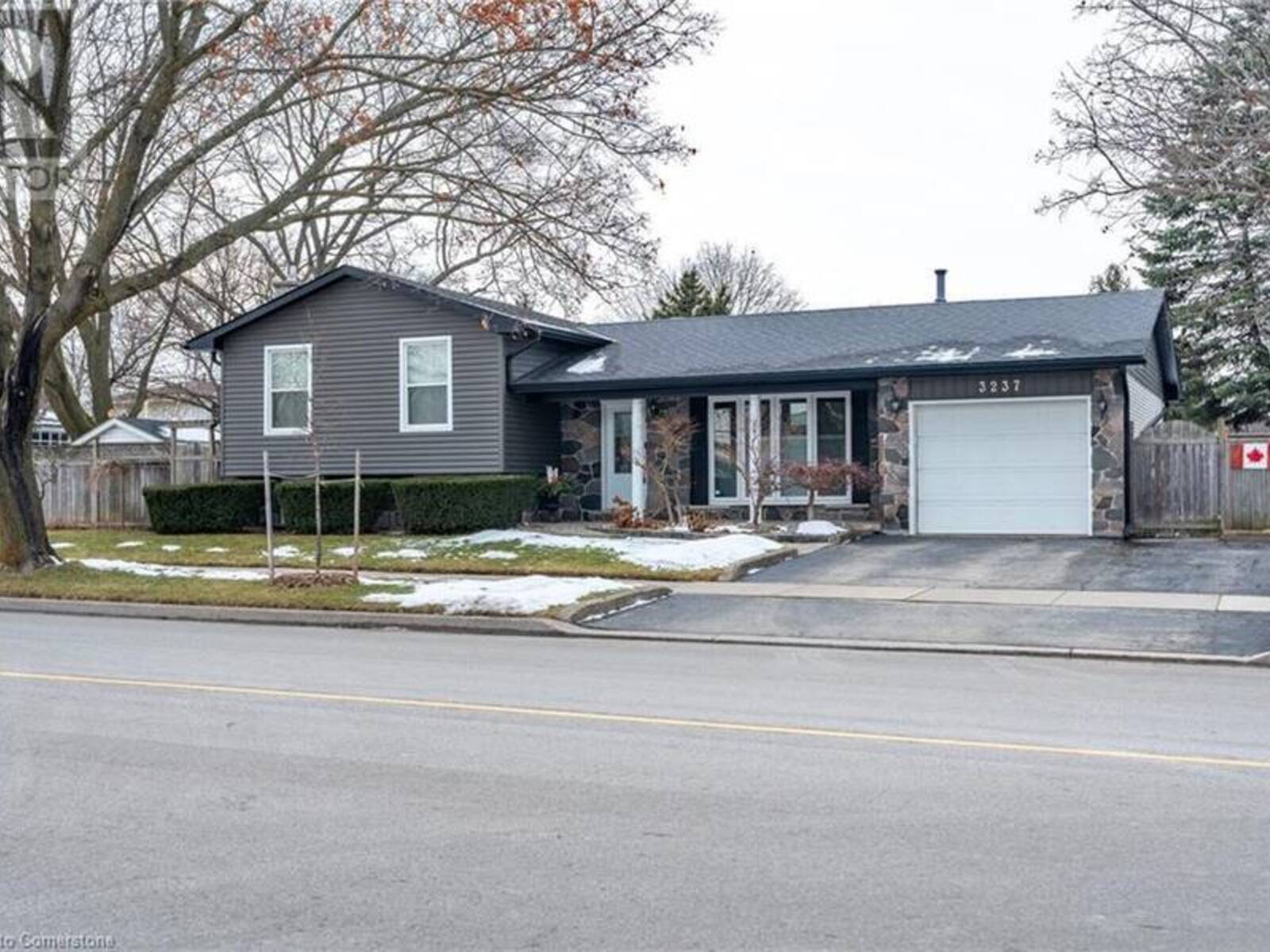 3237 WOODWARD Avenue, Burlington, Ontario L7N 2M6