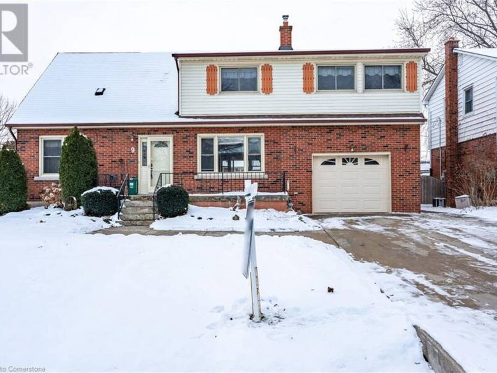 9 RODNEY Avenue, Grimsby, Ontario L3M 2K4