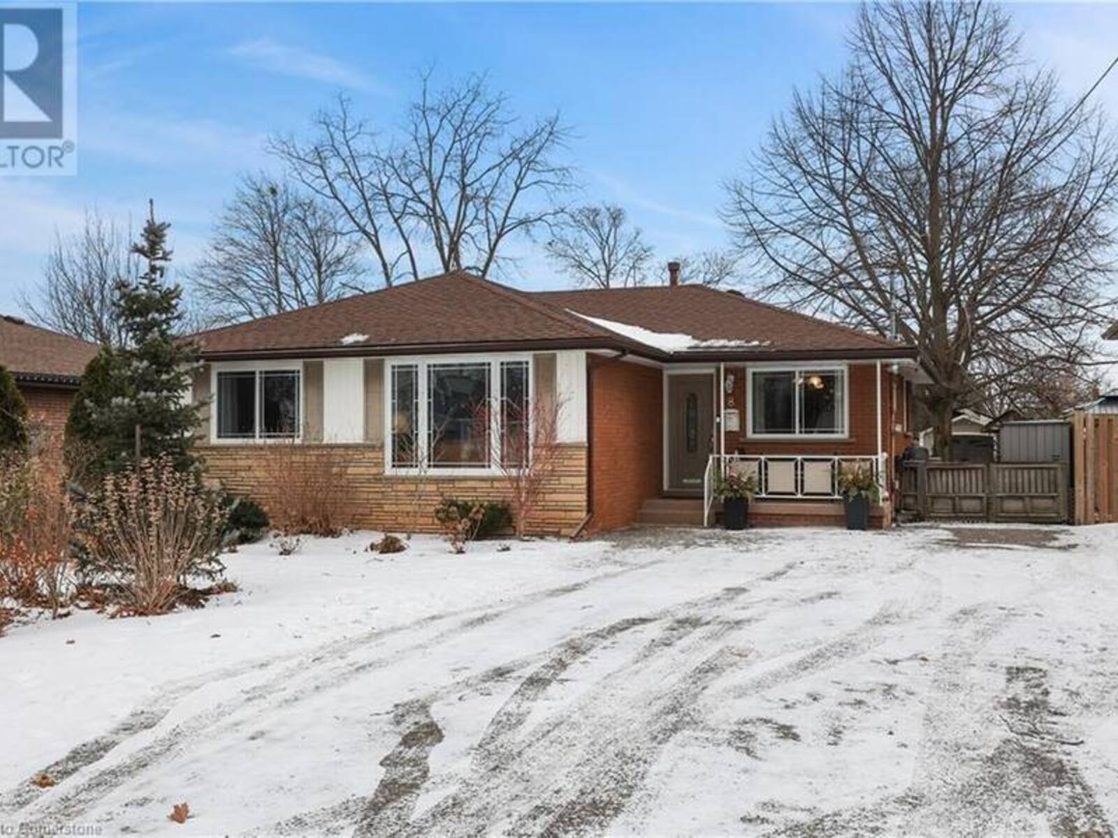 8 LAKEVIEW Avenue, Grimsby, Ontario L3M 3M1