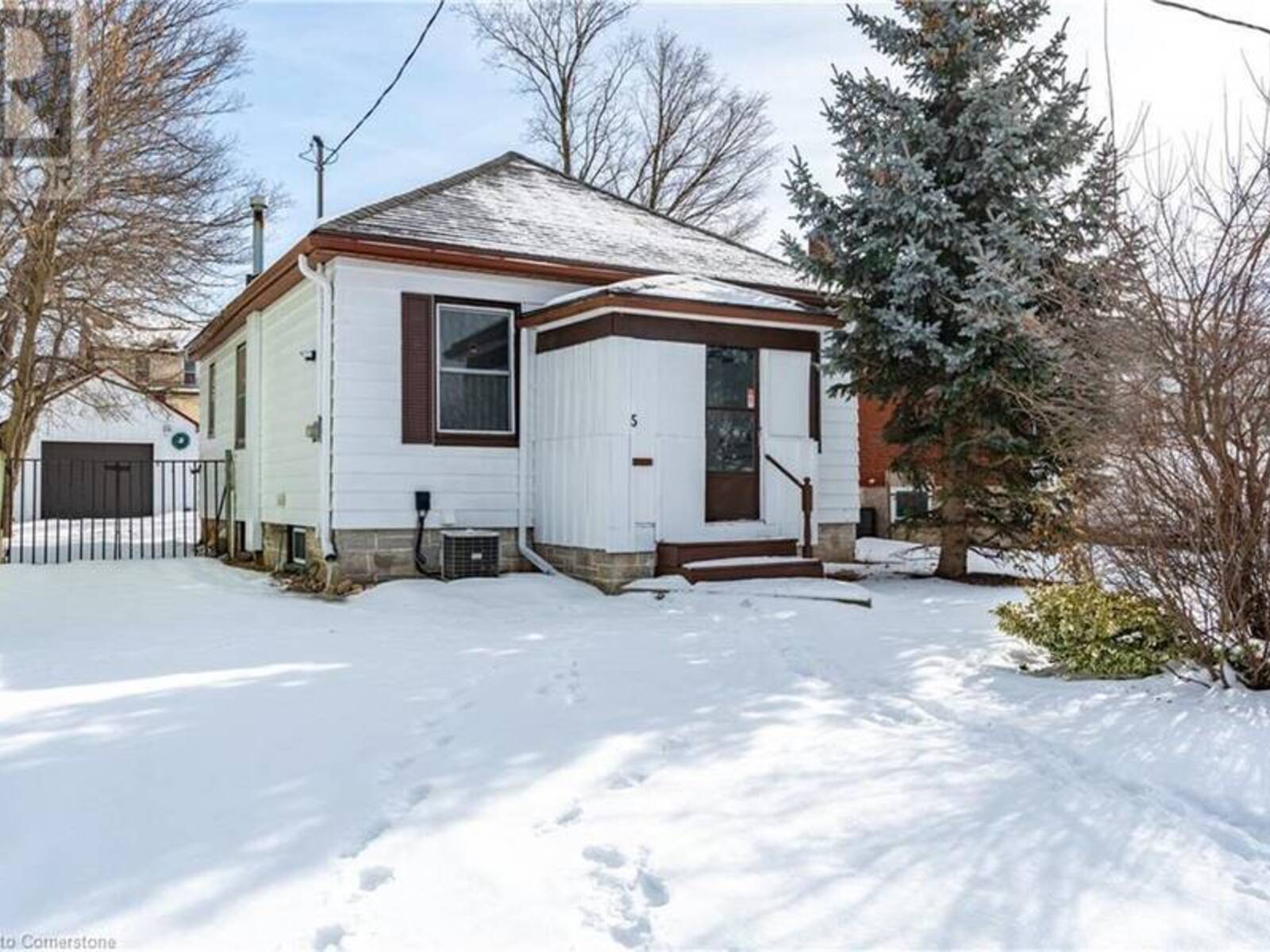 5 EASTON Street, Cambridge, Ontario N1R 1G3