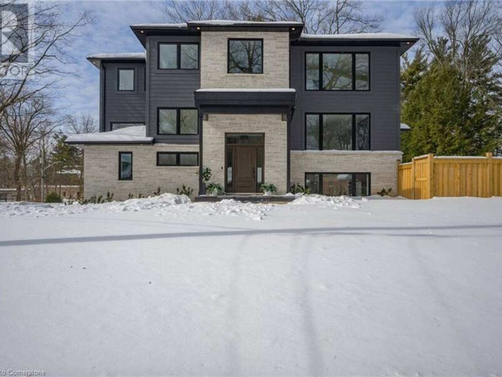 262 ROBINA Road, Ancaster, Ontario L9G 2L5