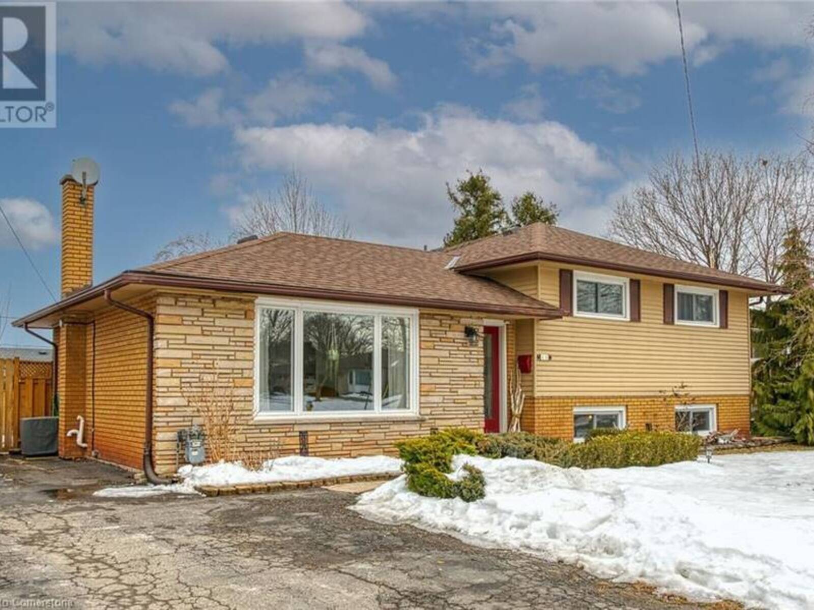 10 ALMOND Gardens, Grimsby, Ontario L3M 2K1