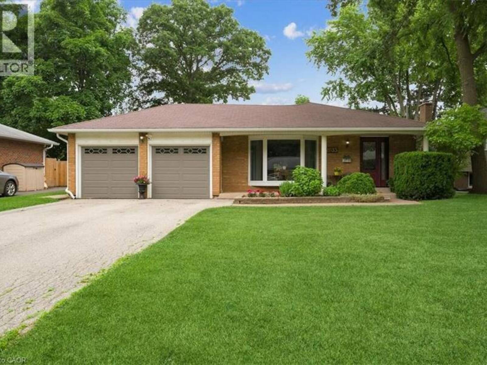 2033 SAXON Road, Oakville, Ontario L6L 2V1