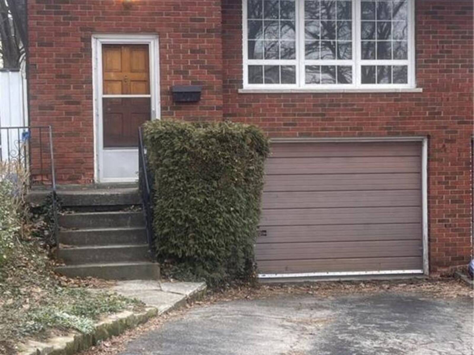24 YEOVILLE Court, Hamilton, Ontario L9C 5W3