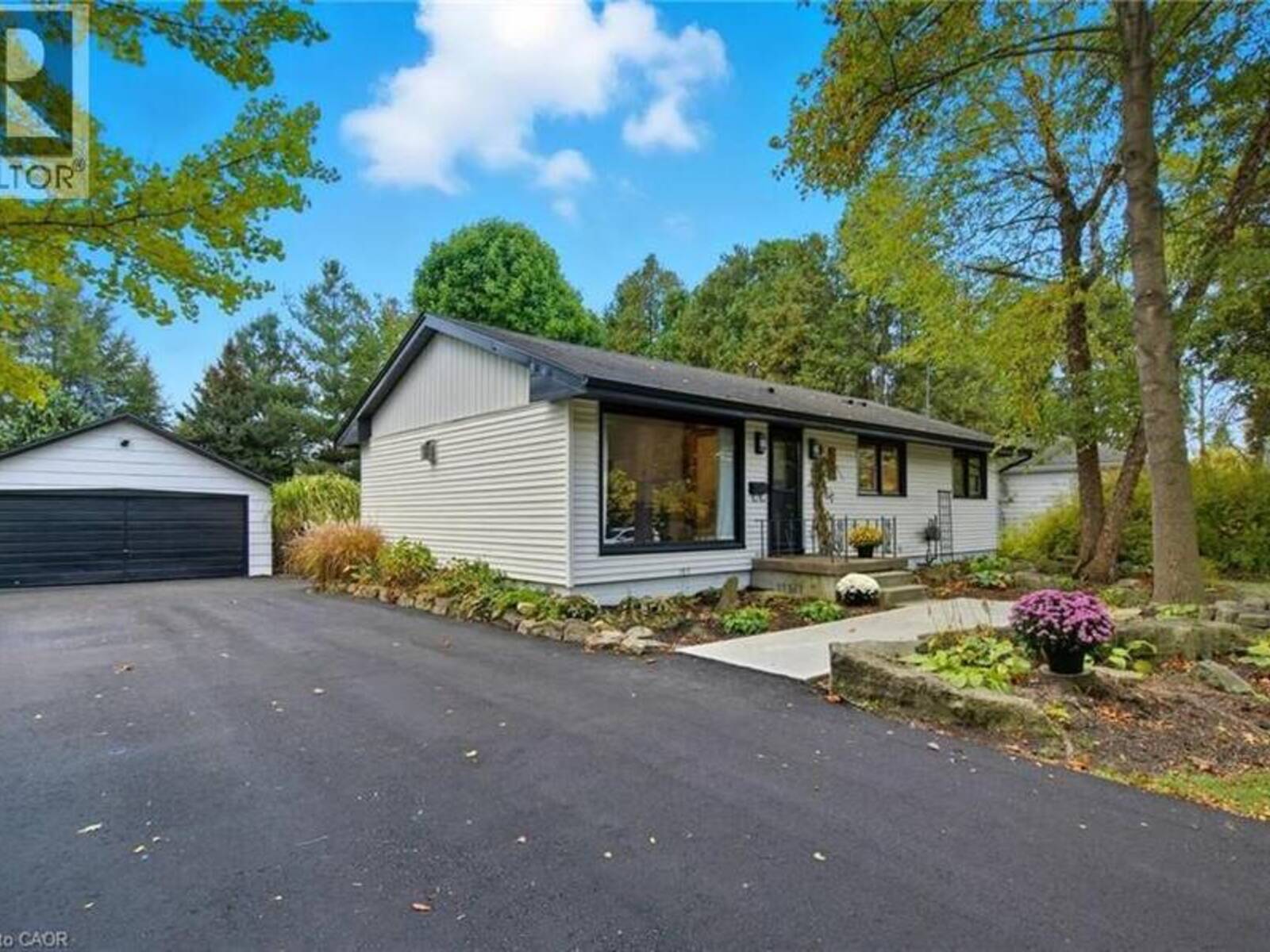 570 WESTVIEW Avenue, Hamilton, Ontario L9G 1N9