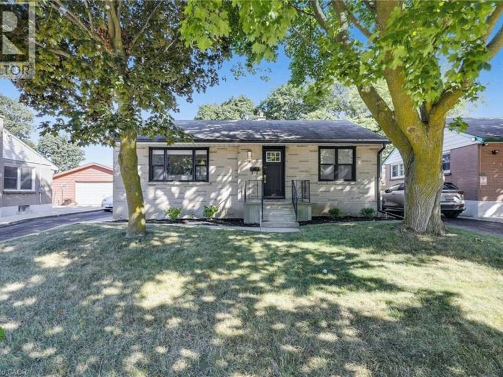 18 TWEEDSMUIR Avenue, London, Ontario N5W 1K5