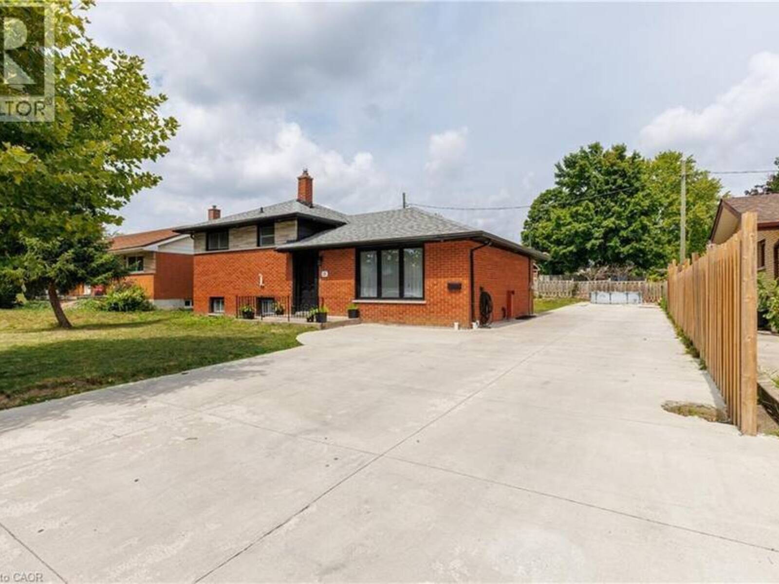 18 SILVERDALE Crescent, London, Ontario N5Z 4A4