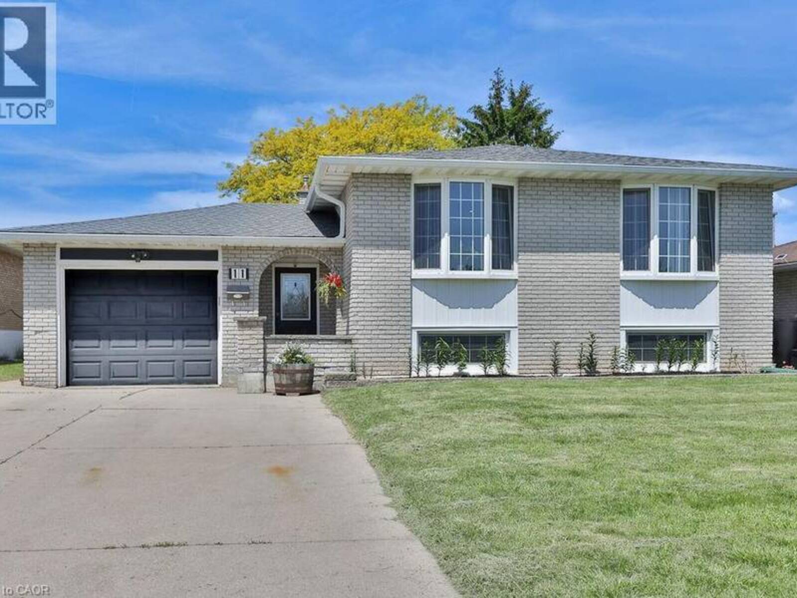 11 LYNWOOD Drive, Hamilton, Ontario L8E 3E7
