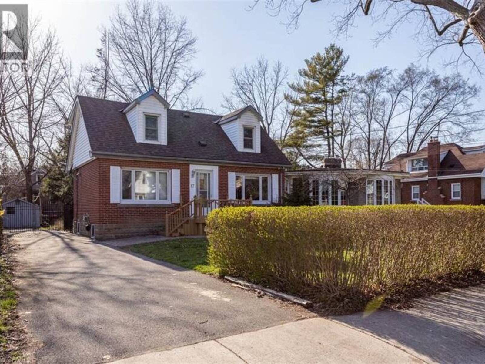 17 THORNDALE Street N, Hamilton, Ontario L8S 3K5