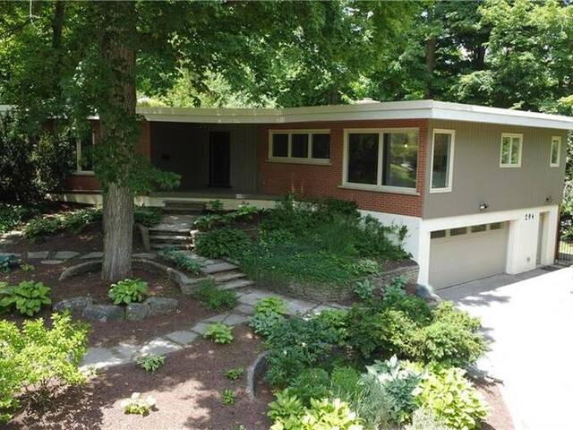 294 ALGONQUIN Drive Waterloo Ontario, N2L 2S8 - 4 Bedrooms Home For Sale