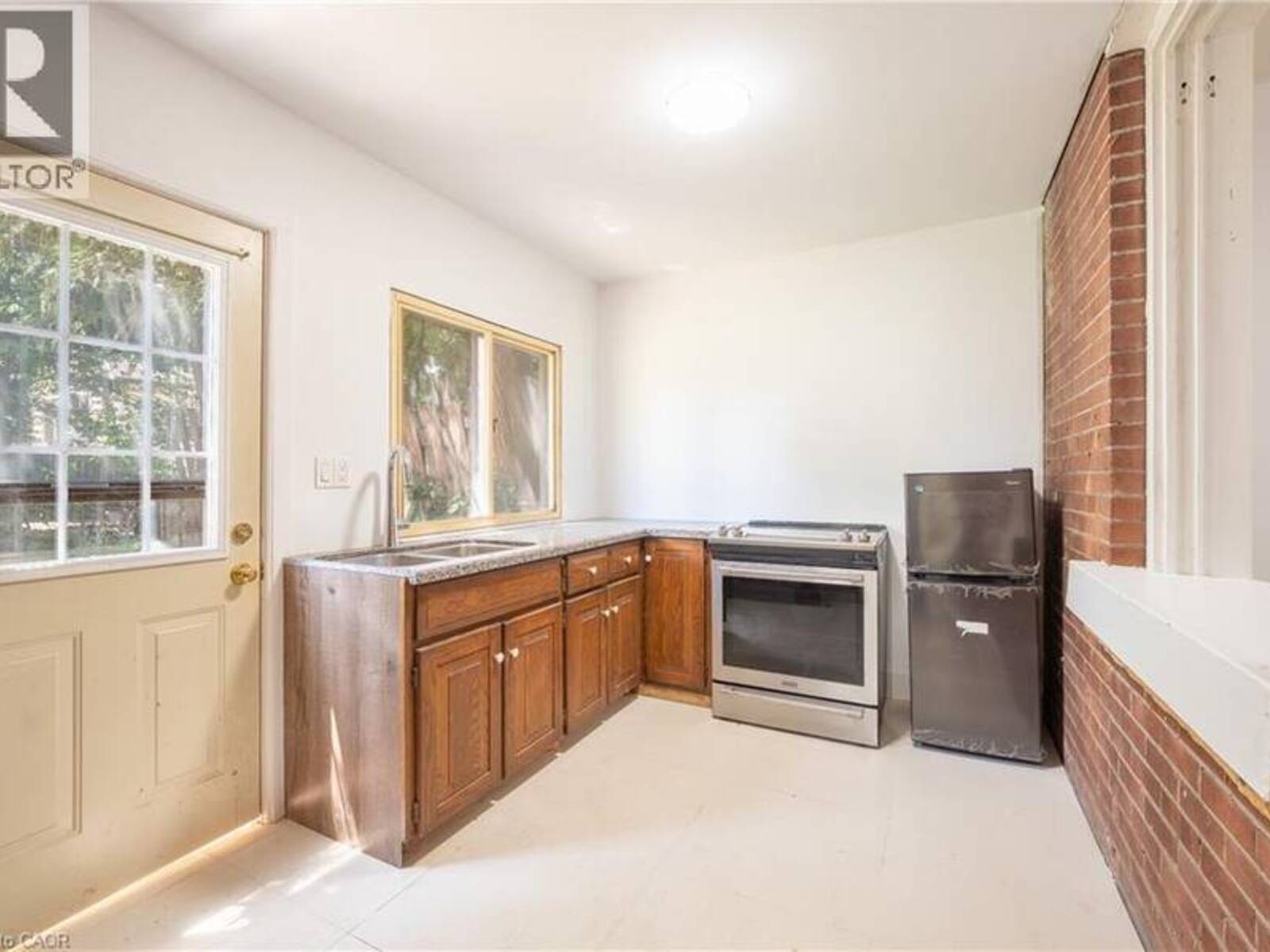 1274 BARTON Street E, Hamilton, Ontario L8H 2W1