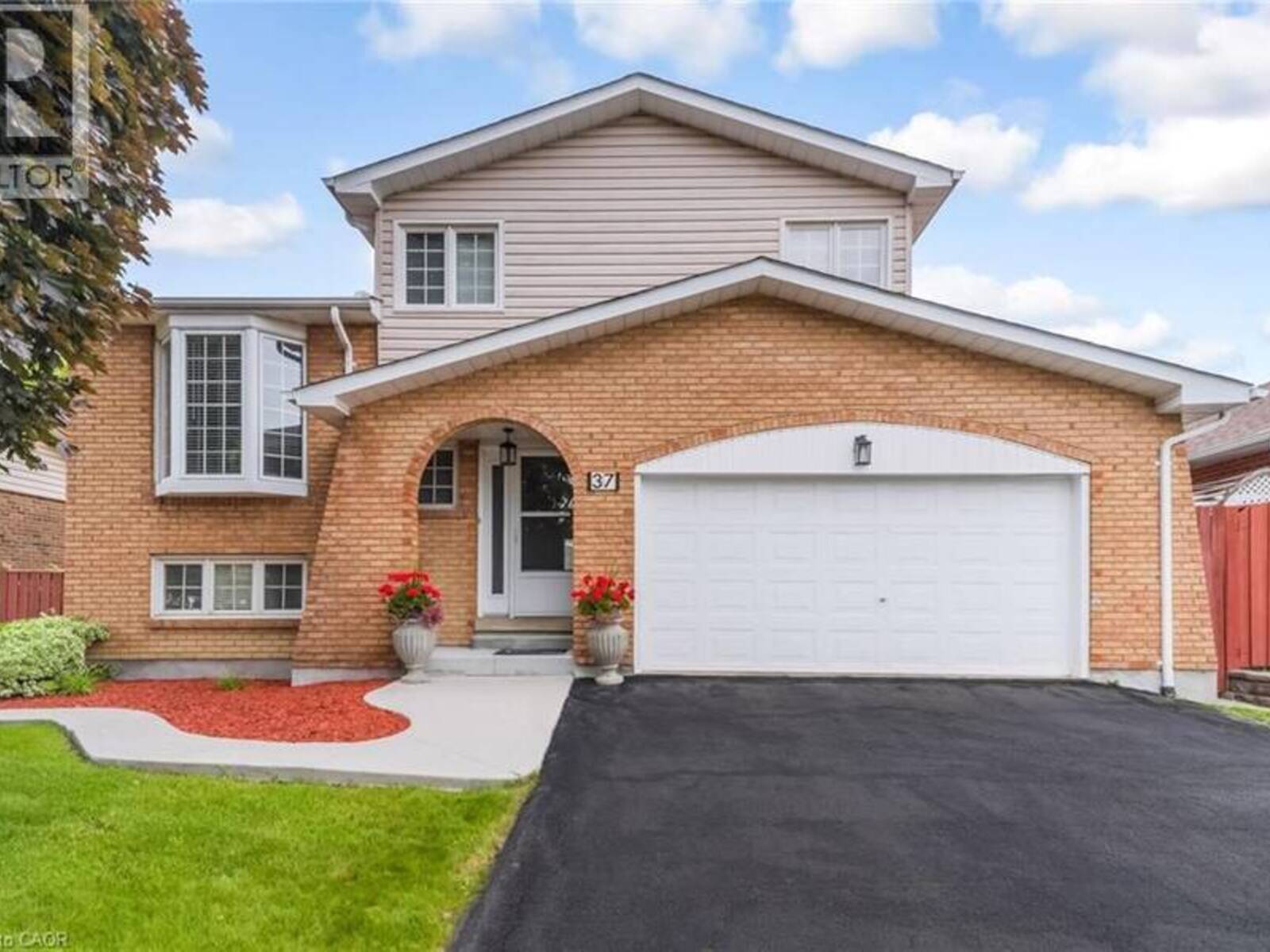 37 BLACKTHORN Lane, Brampton, Ontario L6V 3K7