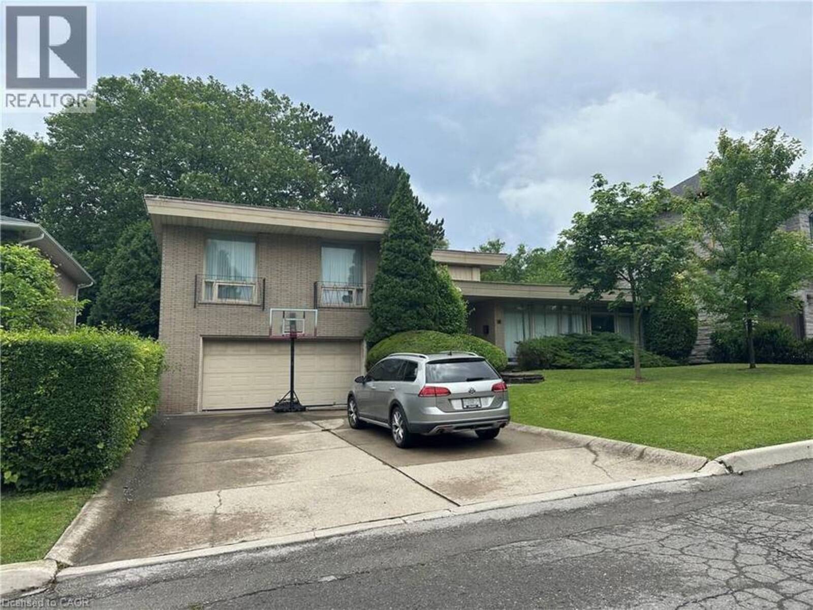 11 WILMONT Court, Hamilton, Ontario L8S 2T1