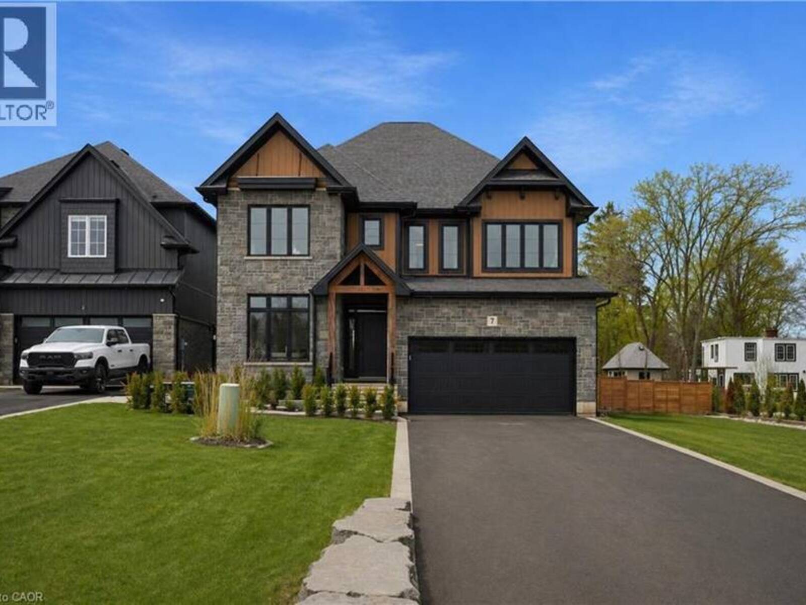 7 BARTLETT Avenue, Grimsby, Ontario L3M 5N7