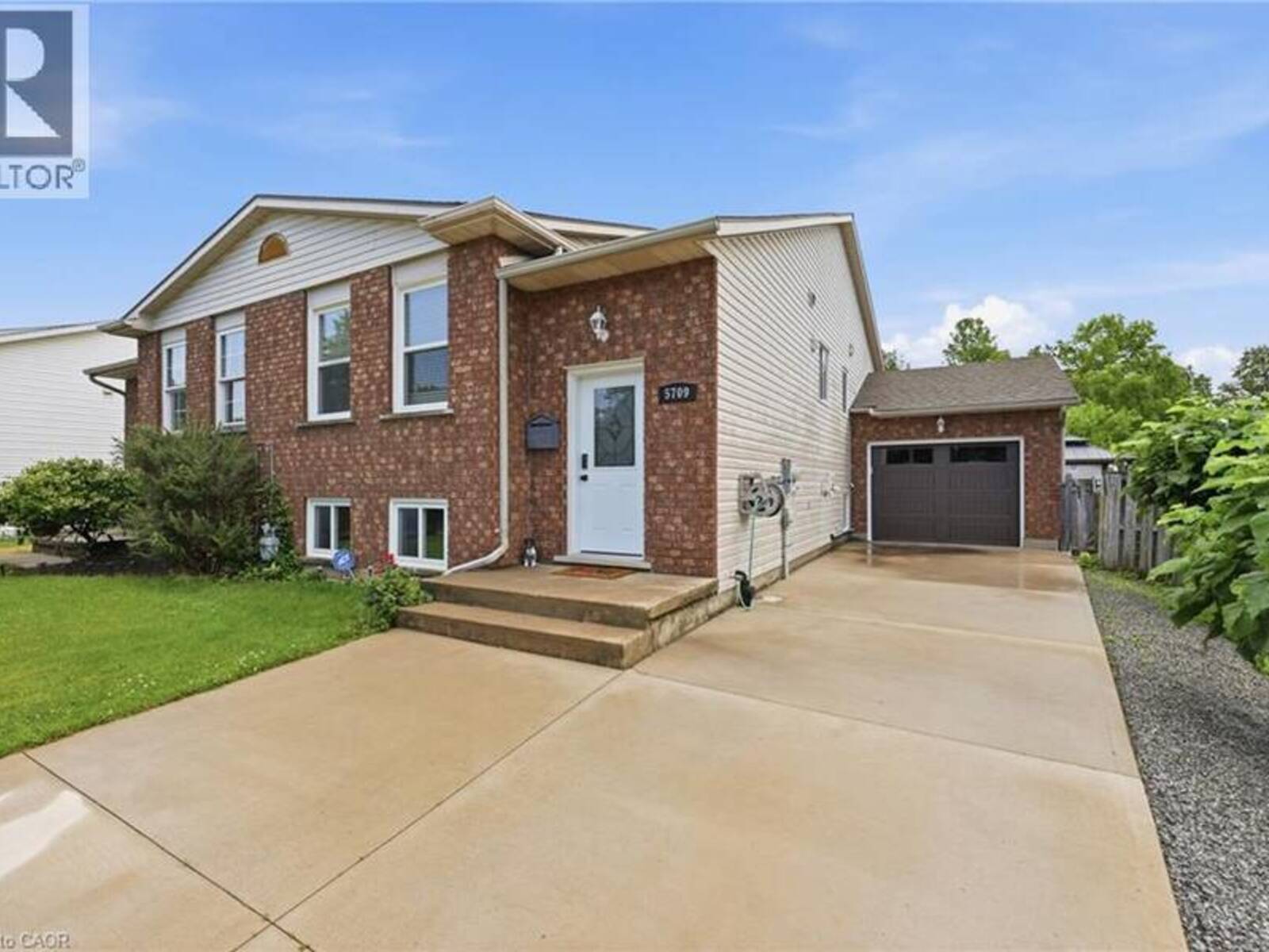 5709 DEERBROOK Street, Niagara Falls, Ontario L2G 7V6