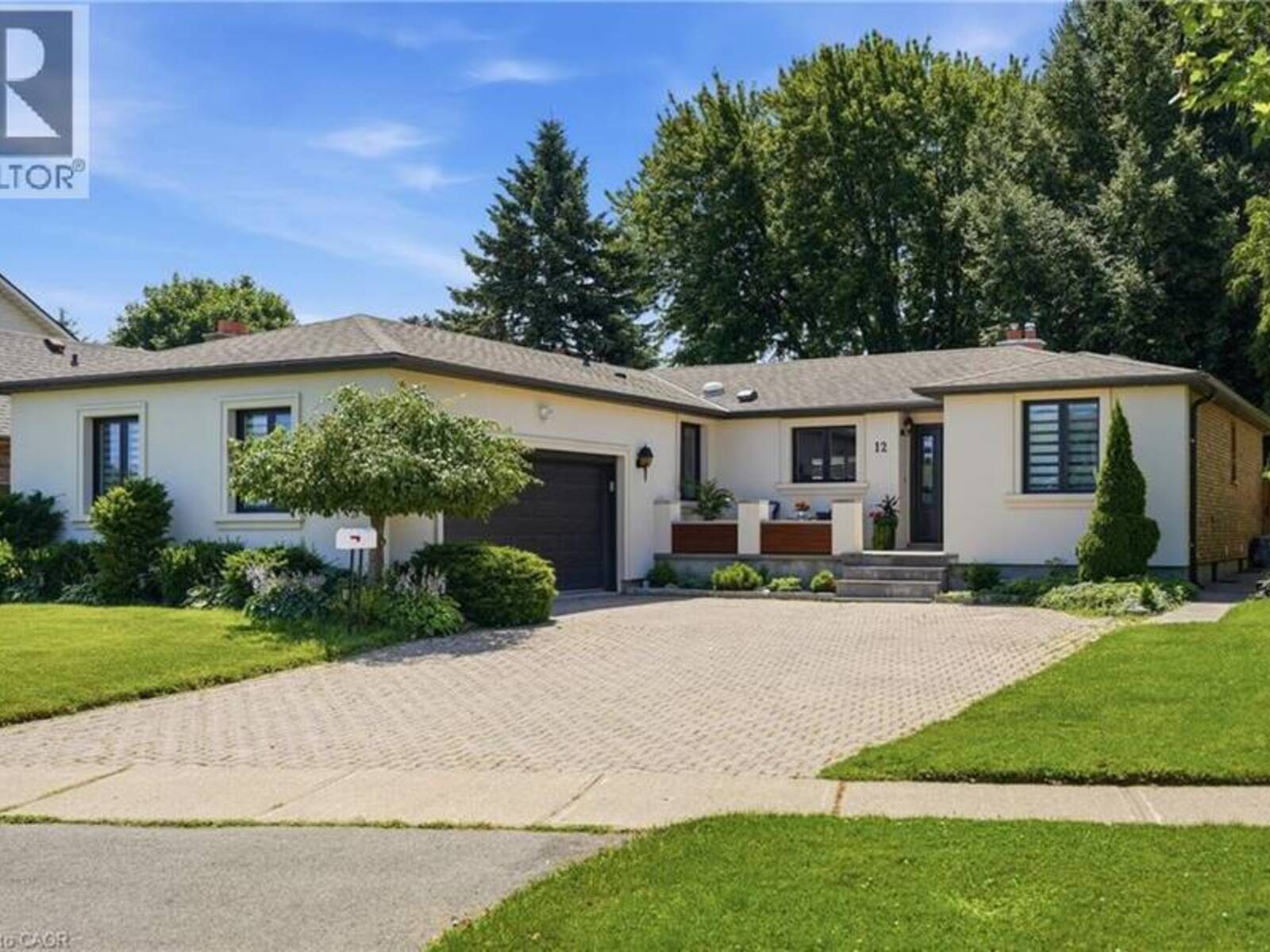 12 CHEVAL Drive, Grimsby, Ontario L3M 4P9