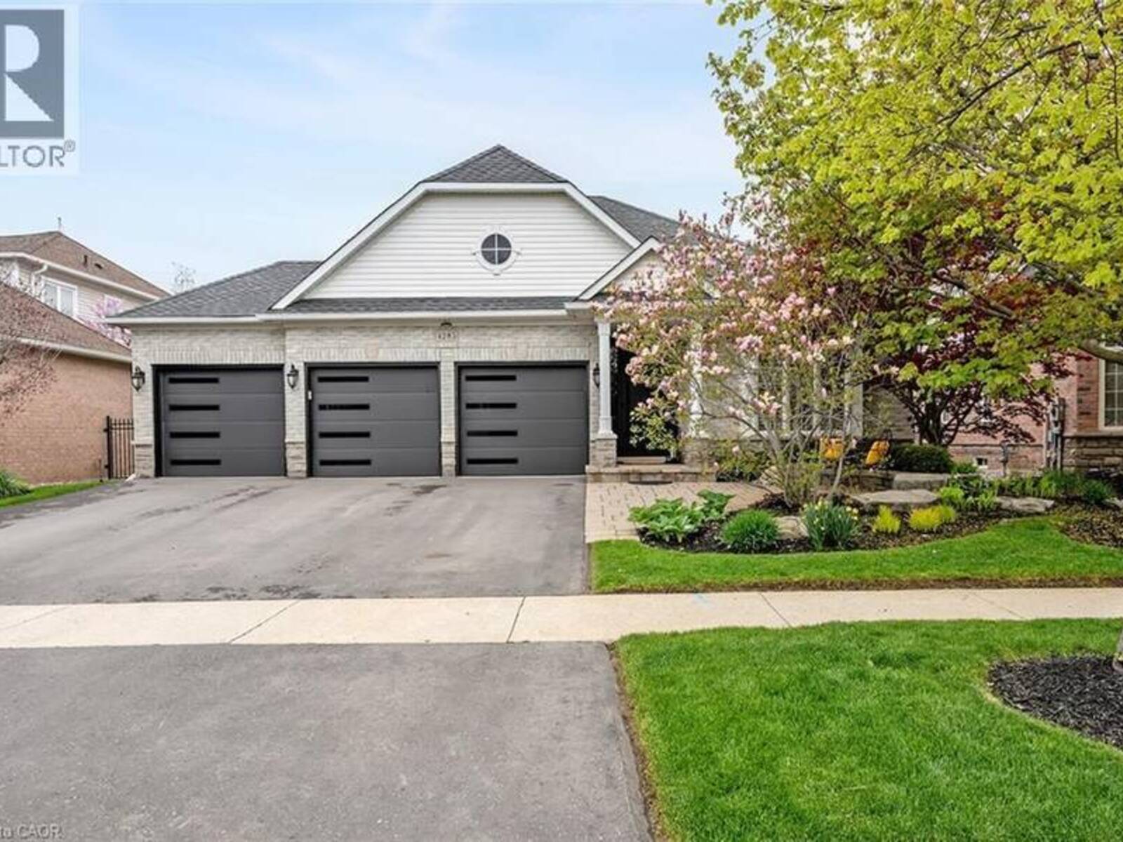 4285 COUPLES Crescent, Burlington, Ontario L7M 4Y8